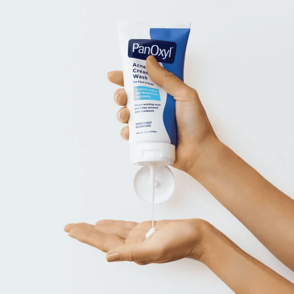 PANOXYL – Nettoyant Crémeux Contre l’Acné 4% Peroxyde de Benzoyle Contrôle Quotidien 7