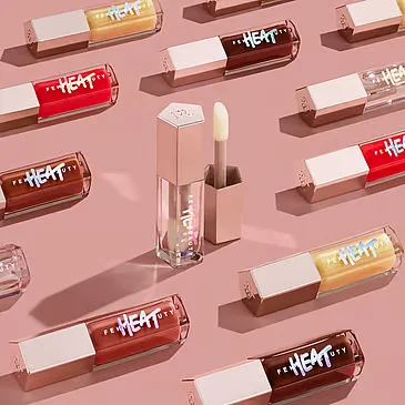 FENTY-BEAUTY-Gloss-Bomb-Heat-Enlumineur-a-Levres-Universel-et-Repulplant-Glass-Slipper-Heat-5.webp